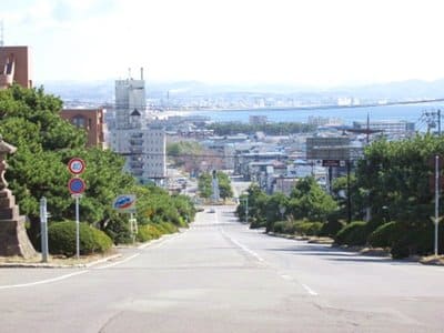 護国神社坂の上から見た函館の景色