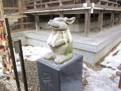 函館湯倉神社撫でウサギ